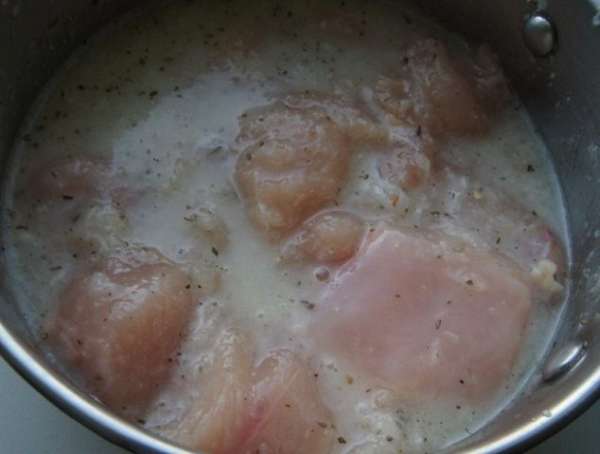 Куриное филе промыть, нарезать кубиками и замариновать мясо. Оставить на 30 минут.