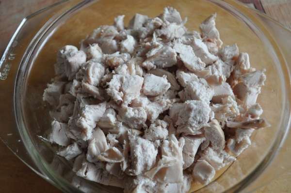 Отварную куриную грудку нарезать кубиками