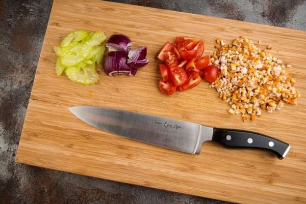 С куриных ножек срезать мясо и мелко его нарезать. Помидоры черри разрезать пополам (если они крупные, то на 4 части). Лук почистить и разрезать вдоль на восемь долек. Сельдерей тонко нарезать поперек. С куриных ножек срезать мясо и мелко его нарезать. Помидоры черри разрезать пополам (если они крупные, то на 4 части). Лук почистить и разрезать вдоль на восемь долек. Сельдерей тонко нарезать поперек.