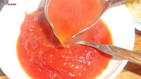 Томатную пасту разведите небольшим количеством жидкости из кастрюли, где варятся томаты, для того, что бы паста не легла на дно и не пригорела.