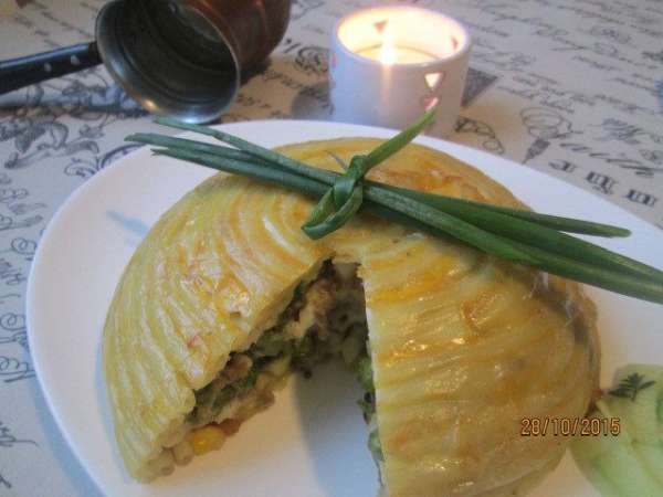Резать лучше горячим ножом, чтобы не сломать купол.
Я украсила вершину купола перьями лука.