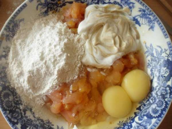В миске смешать куриное филе, карри, перец, соль, яйца, сметану, горчицу, крахмал и муку. Хорошо перемешать В миске смешать куриное филе, карри, перец, соль, яйца, сметану, горчицу, крахмал и муку. Хорошо перемешать