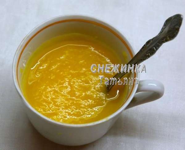 Вначале приготовим тыквенное пюре. Для этого мякоть тыквы нарезаем кубиком, заворачиваем в фольгу и запекаем в духовке при 200С до мягкости. Можно отварить или запечь в микроволновке. Затем пюрируем мягкую тыкву блендером либо просто толкушкой.