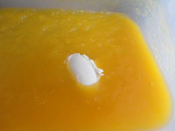 Из отварной тыквы сделать пюре,смешать с водичкой в которой она варилась,отмерить 550 грамм,пока тёплая положить в неё слив.масло,перемешать