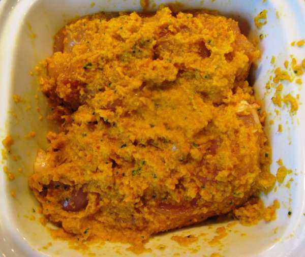 






Выкладываем в форму для запекания фаршированные куриные грудки, заливаем соусом, отправляем в разогретую до 180 градусов духовку (предварительно вытаскиваем готовый картофель) на минут 25-30, проверяем!