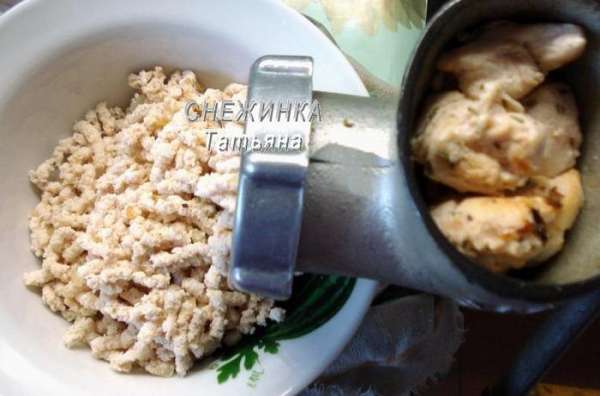Когда мясо остыло, пропускаем его через мясорубку вместе с луком. Делаем так 2-3 раза, чтобы готовый паштет был более нежный.
