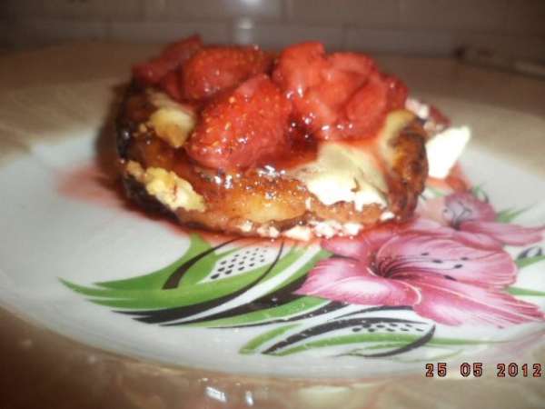 При подаче полить сырники клубничным соусом. Очень вкусно! 
Приятного аппетита!!!
