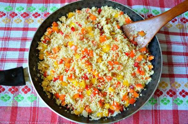 Добавить порезанный перец к кускусу, приправить паприкой, солью по вкусу и перемешать. Добавить порезанный перец к кускусу, приправить паприкой, солью по вкусу и перемешать.