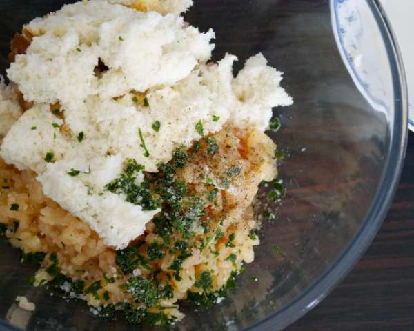 Подготовить фарш. Для этого пропустить куриное мясо через мясорубку (или измельчить в блендере), добавить отжатый от молока хлеб, 2 ст.л. тертого сыра пармезан, соль и измельченные петрушку и розмарин. Как следует все перемешать.