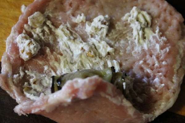 Далее берем мясо, слегка смазываем его начинкой, на край кладем рулетик баклажана и все вместе сворачиваем рулетом. Далее берем мясо, слегка смазываем его начинкой, на край кладем рулетик баклажана и все вместе сворачиваем рулетом.