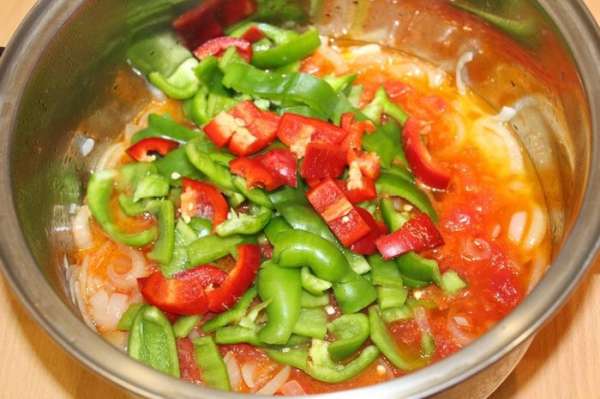 Болгарский перец порезать кусочками и добавить в овощную смесь. Болгарский перец порезать кусочками и добавить в овощную смесь.