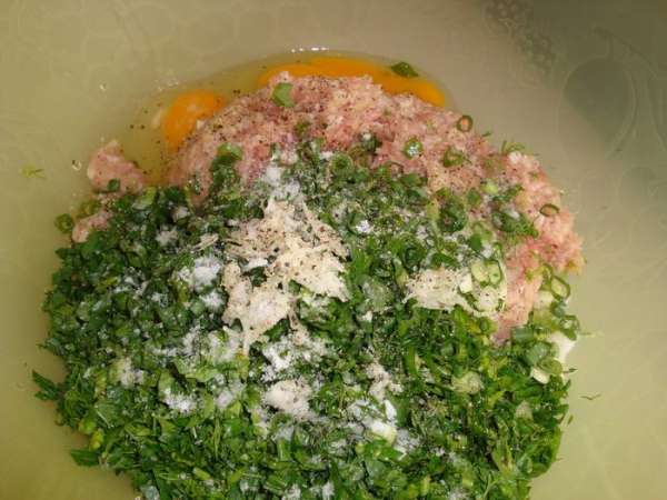 Фарш пропустить через мясорубку 2 раза, зелень измельчить, чеснок натереть на тёрке. Соединяем фарш с зеленью, чесноком, яйцами, манкой, солью и перцем. Всё хорошо отбиваем. Фарш пропустить через мясорубку 2 раза, зелень измельчить, чеснок натереть на тёрке. Соединяем фарш с зеленью, чесноком, яйцами, манкой, солью и перцем. Всё хорошо отбиваем.