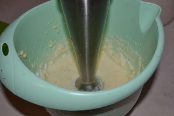 Готовим черничный мусс:мягкое  масло взбиваем с сахаром до растворения сахара и до образования пышной массы.
