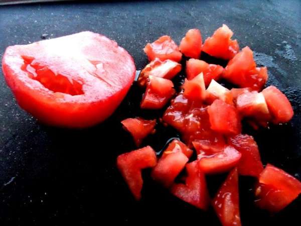 Делаем начинку...Помидоры чистим от кожицы и нарежем кубиками. Делаем начинку...Помидоры чистим от кожицы и нарежем кубиками.