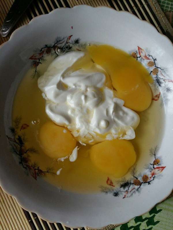 Добавим соль по вкусу, перец, зубчик чеснока, нарезанный мелко, и натрем на терке сыр (у меня российский). Смешаем все ингредиенты. Добавим соль по вкусу, перец, зубчик чеснока, нарезанный мелко, и натрем на терке сыр (у меня российский). Смешаем все ингредиенты.