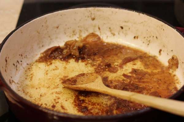 Через два часа вытащите все мясо из кастрюли.