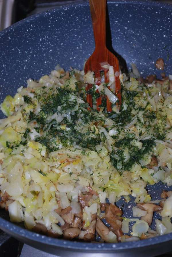 Соединяем капусту с луком и грибами. Добавляем по вкусу зелень.