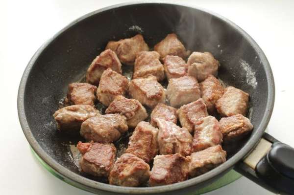 Разогреть масло в большой сковороде ,обжарить мясо порциями, по 4 минуты, до коричневой корочки. Разогреть масло в большой сковороде ,обжарить мясо порциями, по 4 минуты, до коричневой корочки.