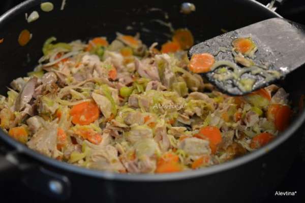 Добавить индюшку, соль и перец по вкусу. Перемешать. Добавить индюшку, соль и перец по вкусу. Перемешать.