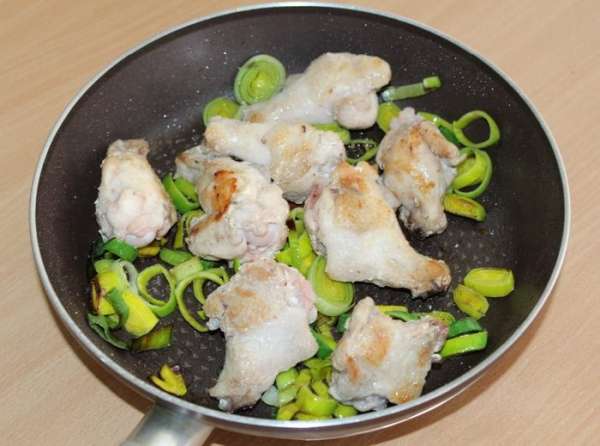 Обжарить кусочки курицы (у меня были крылышки), добавить лук порей и тоже слегка обжарить.