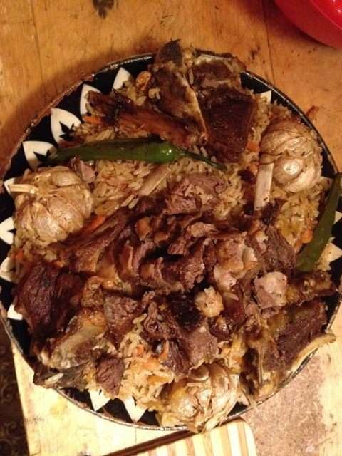 Далее нарезайте мясо, укладывайте горкой готовый плов (нужной жирности), украшайте блюдо мясом, чесноком, перцем и т.д.

Приятного аппетита!