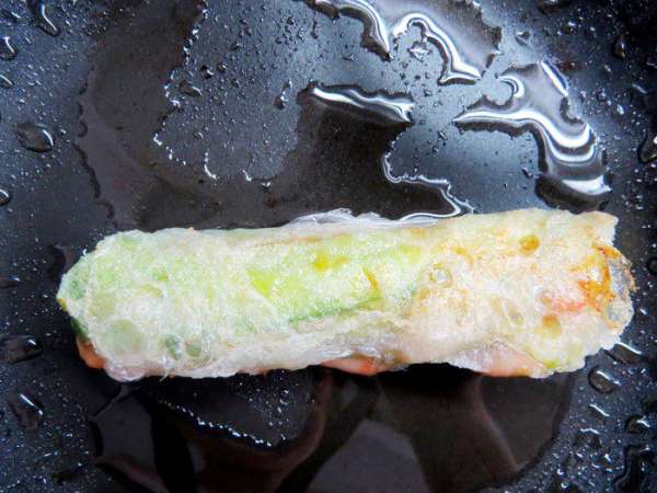 По желанию роллы можно обжарить во фритюре, получится очень вкусно. Я обжарила на том же чесночном масле, которое осталось от обжарки креветок. 
Важно, чтобы рисовая бумага не была порвана, и ролл был герметично скручен, иначе раскаленное масло попадет внутрь, и пар взорвет спринг-ролл изнутри.