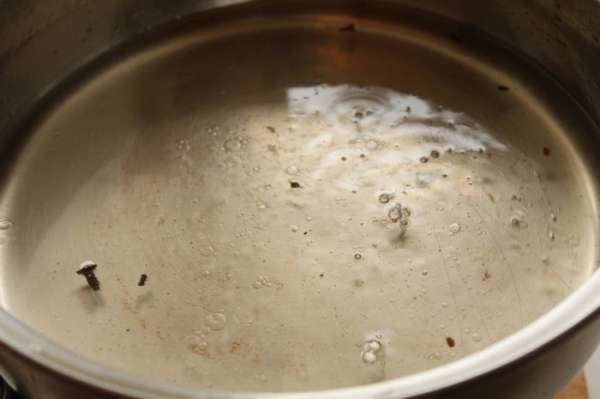 Для маринада в небольшую кастрюлю налить воду, растительное масло, уксус, сахар, соль и довести до кипения. Для маринада в небольшую кастрюлю налить воду, растительное масло, уксус, сахар, соль и довести до кипения.