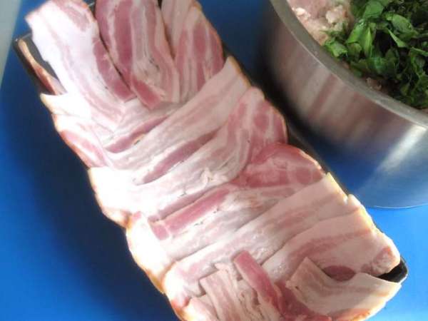 Прямоугольную форму обмазать маслом, выстелить кусочками бекона, чтобы было закрыто дно и боковые части формы.

