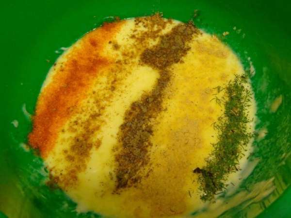 Смешать рикотту с яйцами, молоком и добавить по вкусу соль, перец и специи. У меня молотые красный и черный перец, кориандр, имбирь и смесь прованских трав.