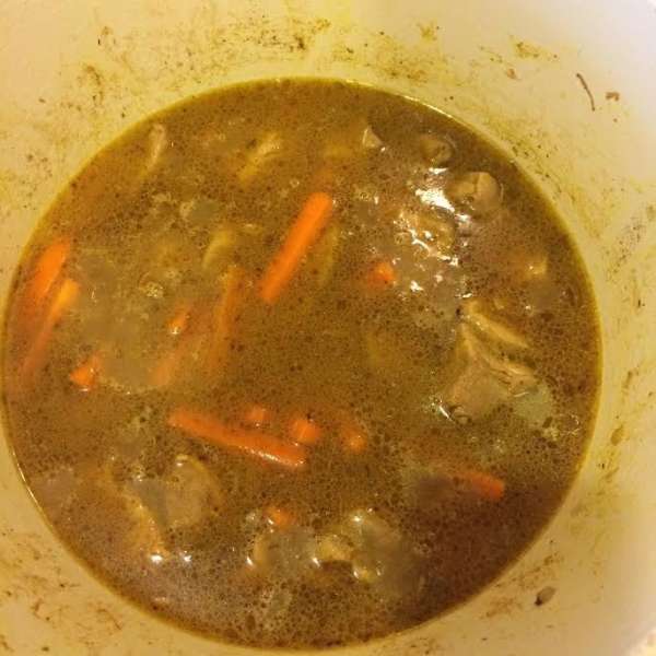 Залить водой, вода должна покрыть мясо, накрыть крышкой и тушить на медленном огне 40 — 50 минут. Залить водой, вода должна покрыть мясо, накрыть крышкой и тушить на медленном огне 40 — 50 минут.