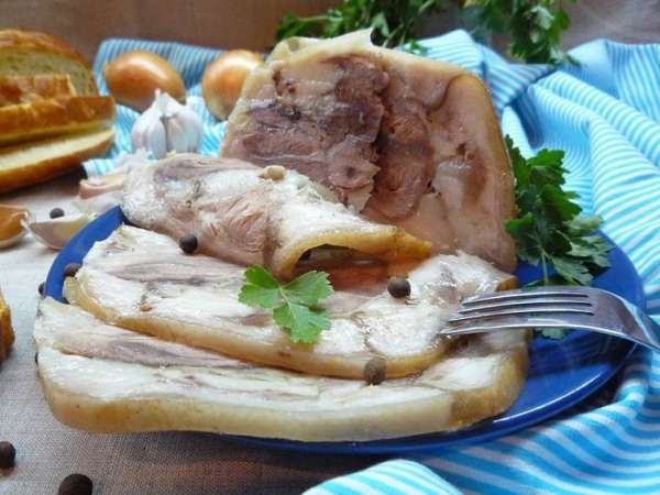 Нарезаем и кушаем мы рульку на следующий день.