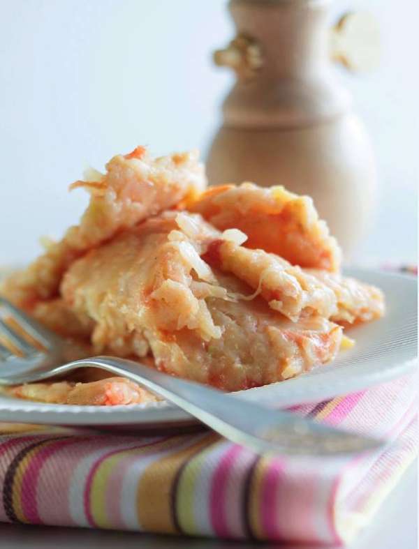 Смешать капусту, помидор и сыр с рисом и порезать на небольшие кусочки.
 
