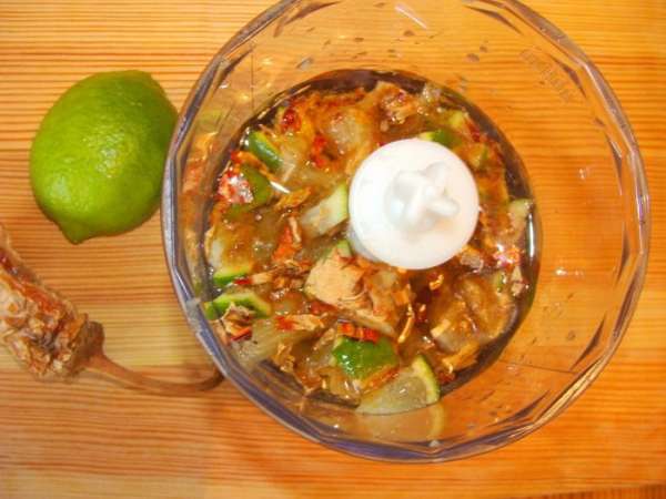 В блендер поместить лайм, порезанный кусочками, половину кожуры лайма, перец чили свежий или сухой (по вкусу), масло оливковое, соевый соус, имбирь. 