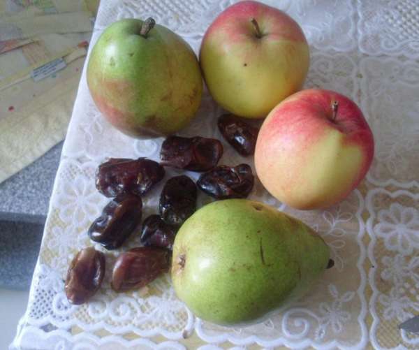 Выбрать вкусные, ароматные яблоки и груши. Очистить финики от косточек.