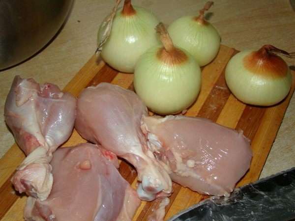 Курицу очищаем от кожи, нарезаем крупными кусками. Курицу очищаем от кожи, нарезаем крупными кусками.