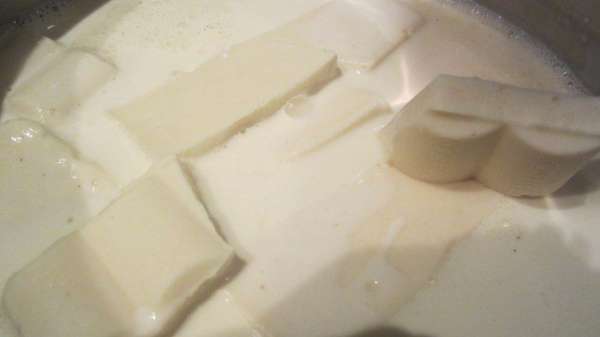 Готовим Vanilla Cream (ванильный крем) и крем - молочный шоколад. Крема нужно приготовить заранее, они должны выстояться и хорошо охладиться, самое идеальное - бисквит и крема приготовить вечером, а сборку тортика уже сделать на следующий день. Так как крем, даже если постоит в холодильнике, 3-4 часа, все равно не взобьется,проверено.
Подогреть сливки-всю порцию(800 грамм), не кипятить. Приготовить белый и молочный шоколад в отдельных емкостях, в белый добавить ваниль.Влить горячую половину нормы сливок в белый шоколад, мешать венчиком, пока он весь не растопится.