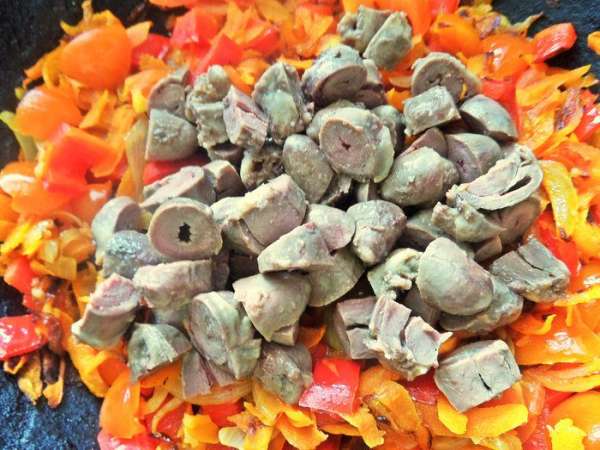 Пересыпаем сердечки к обжаренным овощам.