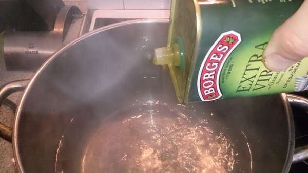 Добавляем немного оливкового масла.