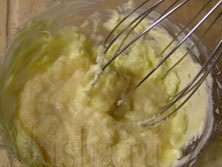 Мягкое сливочное масло взбить блендером Tefal в пышную массу, и аккуратно подмешать остывший заварной крем. Ещё раз взбить до однородного состояния. Мягкое сливочное масло взбить блендером Tefal в пышную массу, и аккуратно подмешать остывший заварной крем. Ещё раз взбить до однородного состояния.