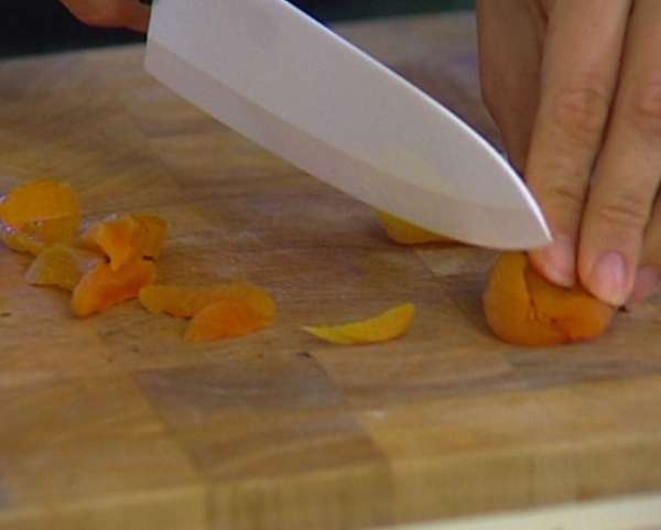 Курагу порезать кусочками.