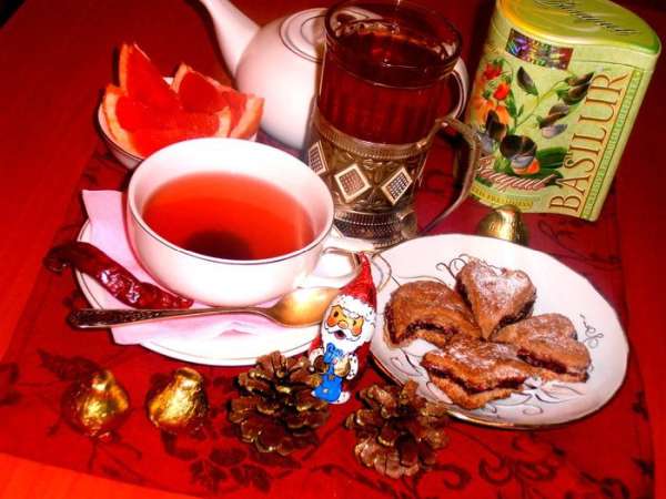 Фигурки-печенье я вырезала из своего пирога (http://www.edimdoma.ru/retsepty/49836-pirog-volshebnaya-noch), чтобы показать, как можно ещё его преподнести, если пирогом не хочется... Фигурки-печенье я вырезала из своего пирога (http://www.edimdoma.ru/retsepty/49836-pirog-volshebnaya-noch), чтобы показать, как можно ещё его преподнести, если пирогом не хочется...