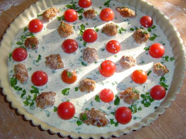 Выливаем заливку на мясные шарики с помидорами черри, выпекаем при 180 гр. 40 минут.