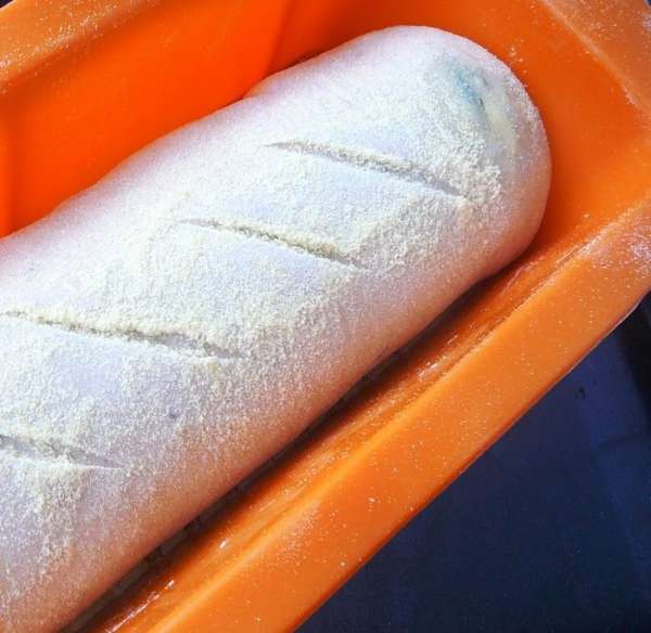 Когда тесто увеличится в объеме, острым ножом сделать несколько поперечных неглубоких надрезов.
