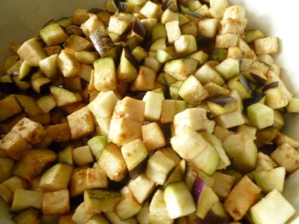 Баклажаны нарезать кубиком,посолить,закрыть крышкой и дать постоять 30 минут.
