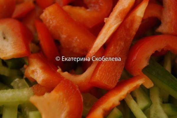 Также нарезать болгарский перец.