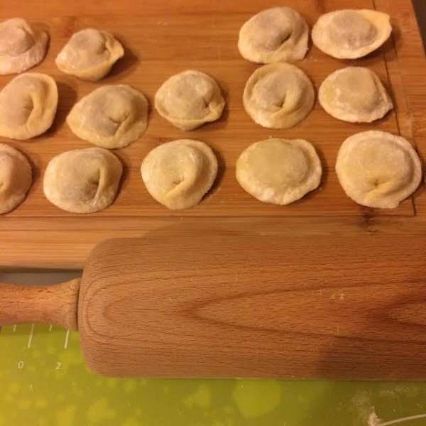 Слепить пельмени. Слепить пельмени.