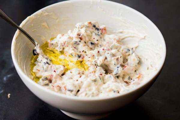 Смешать их с сыром до однородной массы, посолить и поперчить по вкусу. Добавить оливковое масло.