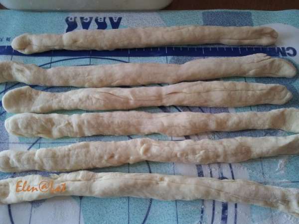 Из каждой скатать жгут длинной примерно 35 см.