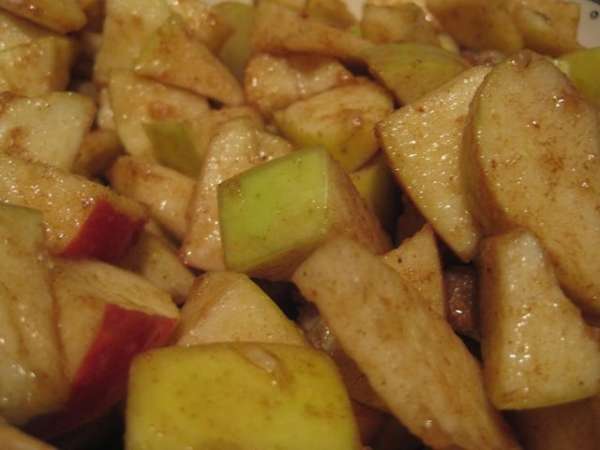 Для начинки режем яблоки на кусочки, поливаем лимонным соком, добавляем сахар и корицу, пробуем, если чего-то не хватает- добавляем!