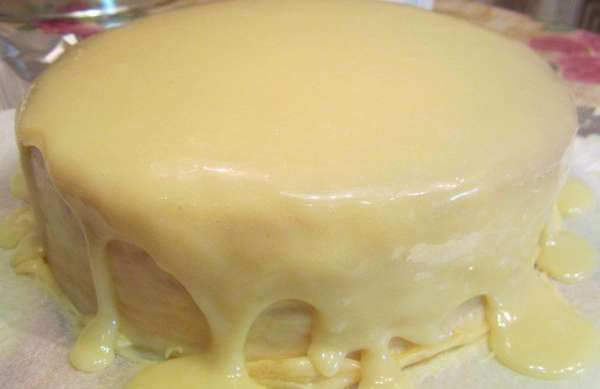Выливаем на торт, (я глазурь выливала в 2 подхода. вылила половину порции, поставила на 5-7 минут в холодильник, затем снова вылила.ОРазравниваем бока, ставим опять в холодильник на минут 15.